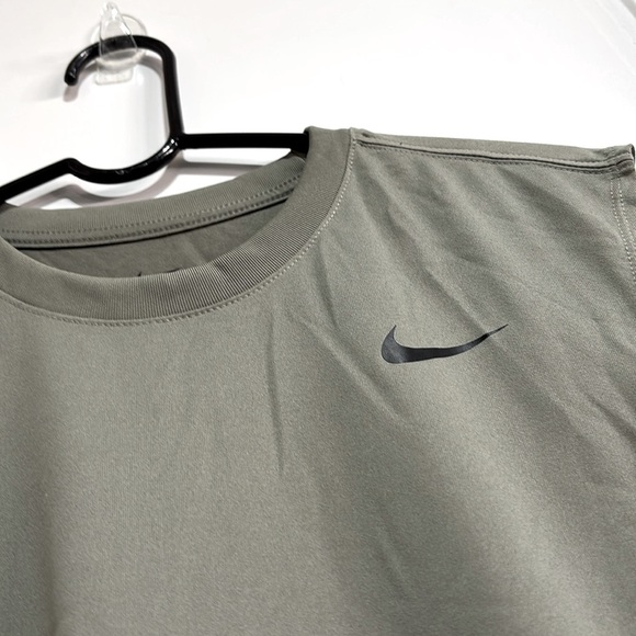 The Nike Tee Training DRI-FIT crewneck muscle, Swoosh logo, athletic,lightweight - Picture 7 of 8